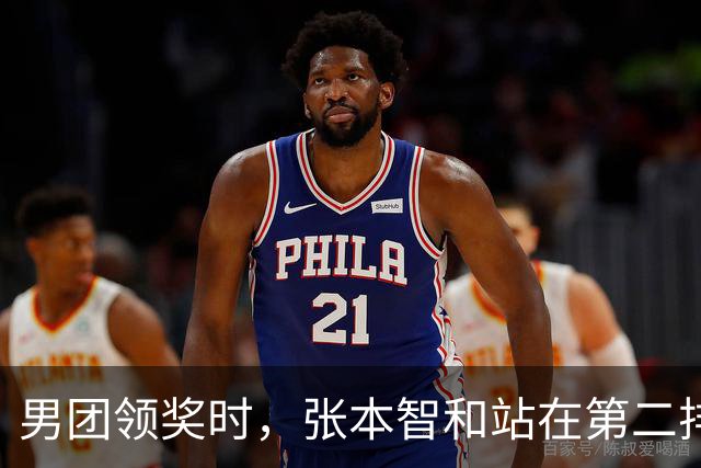 男团领奖时，张本智和站在第二排与国乒握手，松岛辉空全程无表情